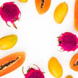 Tropikalna rama słodkie melonowa, mango i smoka owoc na białym tle, Mieszkanie nieatutowy Odg?rny widok fotografia stock Tropikalna rama słodkie melonowa, mango i smoka owoc na białym tle, Mieszkanie nieatutowy Odg?rny widok fotografia stock