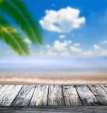 Tropikalny morze i plaża z palma liśćmi i drewnianą podłoga zdjęcia stock Tropikalny morze i plaża z palma liśćmi i drewnianą podłoga zdjęcia stock
