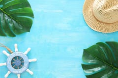 Tropisch vakantie en de zomerreisbeeld met overzeese levensstijlvoorwerpen Hoogste mening stock foto Tropisch vakantie en de zomerreisbeeld met overzeese levensstijlvoorwerpen Hoogste mening stock foto