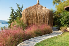 Tropische Bungalows Woodys mit Strohdach nahe dem Strand stockbilder Tropische Bungalows Woodys mit Strohdach nahe dem Strand stockbilder