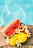 Tropische Früchte und Blume nahe dem Pool lizenzfreie stockfotos Tropische Früchte und Blume nahe dem Pool lizenzfreie stockfotos