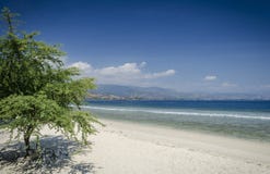 Tropische het strandmening van Areiabranca dichtbij dili in Oost-Timor royalty-vrije stock afbeelding Tropische het strandmening van Areiabranca dichtbij dili in Oost-Timor royalty-vrije stock afbeelding
