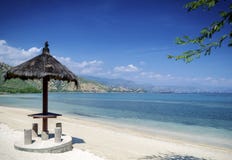 Tropische het strandmening van Areiabranca dichtbij dili in Oost-Timor stock afbeeldingen Tropische het strandmening van Areiabranca dichtbij dili in Oost-Timor stock afbeeldingen