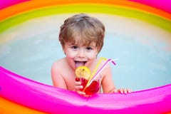 Tropische limonade drank Ligstoel op strand in Brighton Een kind in de pool met een cocktail Vakantie Reis aan de toevlucht geluk royalty-vrije stock foto's Tropische limonade drank Ligstoel op strand in Brighton Een kind in de pool met een cocktail Vakantie Reis aan de toevlucht geluk royalty-vrije stock foto's