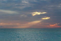 Tropische zonsondergang in een Caraïbisch eiland, de Bahamas royalty-vrije stock afbeelding Tropische zonsondergang in een Caraïbisch eiland, de Bahamas royalty-vrije stock afbeelding