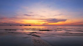 Tropischer Strand am schönen Sonnenuntergang Tropischer Strand am schönen Sonnenuntergang