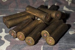 Tropić wciąż życie, myśliwego nabojowy pasek z flint skorupami zdjęcie stock Tropić wciąż życie, myśliwego nabojowy pasek z flint skorupami zdjęcie stock