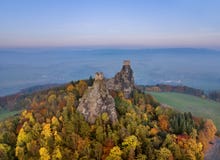 Troskykasteel in het paradijs van Bohemen - Tsjechische republiek - luchtmening stock afbeelding Troskykasteel in het paradijs van Bohemen - Tsjechische republiek - luchtmening stock afbeelding