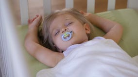 Troszkę śpi w dziecka ściąga z pacyfikatorem w jej usta dziewczyna zbiory wideo Troszkę śpi w dziecka ściąga z pacyfikatorem w jej usta dziewczyna zbiory wideo