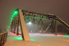 Trottoar på den snöCoverd bron royaltyfri foto Trottoar på den snöCoverd bron royaltyfri foto