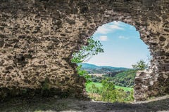 Trou au monde Fenêtre dans le mur de briques Bonjour tout le monde! photographie stock libre de droits Trou au monde Fenêtre dans le mur de briques Bonjour tout le monde! photographie stock libre de droits