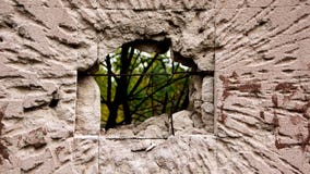Trou dans le mur en béton de destruction, trou de balle, l'espace libre abstrait de fond pour la conception après guerre image stock Trou dans le mur en béton de destruction, trou de balle, l'espace libre abstrait de fond pour la conception après guerre image stock