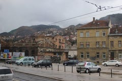 Trous de balles sur le bâtiment après guerre en Bosnie-Herzégovine Chambre endommagée par guerre Guerre des Balkans et conflit photo stock Trous de balles sur le bâtiment après guerre en Bosnie-Herzégovine Chambre endommagée par guerre Guerre des Balkans et conflit photo stock