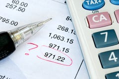 Trouvez une erreur pendant l'audit Photo stock Trouvez une erreur pendant l'audit Photo stock