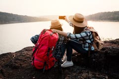 Trouxa asiática das mulheres na viagem do parque e viagem no feriado imagens de stock Trouxa asiática das mulheres na viagem do parque e viagem no feriado imagens de stock