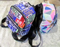 Trouxas para a escola com z?peres fotos de stock Trouxas para a escola com z?peres fotos de stock