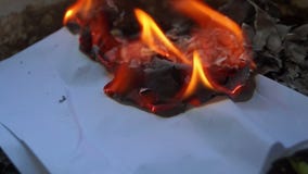 Trozo de papel ardiente Trozo de papel ardiente