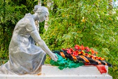 Trubino, Rússia - em agosto de 2018: Memorial da grande guerra patriótica de 1941-1945 na vila de Trubino fotos de stock royalty free Trubino, Rússia - em agosto de 2018: Memorial da grande guerra patriótica de 1941-1945 na vila de Trubino fotos de stock royalty free