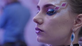 Truccatore professionista che lavora con la bella giovane donna Il modello fa il trucco dove ha dipinto le sue labbra, occhi archivi video Truccatore professionista che lavora con la bella giovane donna Il modello fa il trucco dove ha dipinto le sue labbra, occhi archivi video