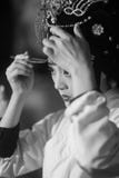 Trucco dell'attrice di opera di Pechino e capelli del pettine fotografia stock libera da diritti Trucco dell'attrice di opera di Pechino e capelli del pettine fotografia stock libera da diritti
