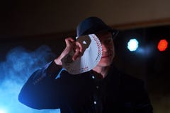Trucco di rappresentazione del mago con le carte da gioco Magia o destrezza, circo, giocante Prestigiatore nella stanza scura con fotografie stock Trucco di rappresentazione del mago con le carte da gioco Magia o destrezza, circo, giocante Prestigiatore nella stanza scura con fotografie stock