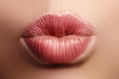 Trucco naturale del labbro di bacio del primo piano Belle labbra piene grassottelle sul fronte femminile Pulisca la pelle, trucco fotografie stock Trucco naturale del labbro di bacio del primo piano Belle labbra piene grassottelle sul fronte femminile Pulisca la pelle, trucco fotografie stock