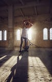 Truco de BMX y montar a caballo del salto en un pasillo con luz del sol imagen de archivo Truco de BMX y montar a caballo del salto en un pasillo con luz del sol imagen de archivo