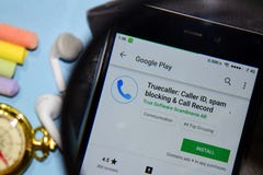 Truecaller: ID звонящего по телефону, преграждать спама & приложение dev показателя звонка с увеличивать на экране смартфона стоковое изображение Truecaller: ID звонящего по телефону, преграждать спама & приложение dev показателя звонка с увеличивать на экране смартфона стоковое изображение