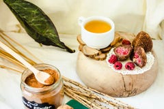 Trufas de chocolate cruas saud?veis caseiros de Paleo com as porcas, datas e ma?ap?o frescos das bagas fotografia de stock royalty free Trufas de chocolate cruas saud?veis caseiros de Paleo com as porcas, datas e ma?ap?o frescos das bagas fotografia de stock royalty free
