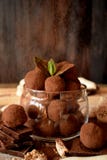 Trufas de chocolate polvilhadas com o pó de cacau imagem de stock Trufas de chocolate polvilhadas com o pó de cacau imagem de stock