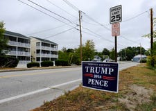 Trump pour le signe de président vu dans une banlieue des USA, près d'un signe de limitation de vitesse photos libres de droits Trump pour le signe de président vu dans une banlieue des USA, près d'un signe de limitation de vitesse photos libres de droits