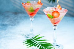 Truskawkowy lemoniady, alkoholiczki koktajl z lub fotografia stock Truskawkowy lemoniady, alkoholiczki koktajl z lub fotografia stock