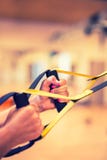 TRX Manos femeninas con las correas de la aptitud TRX en gimnasio fotografía de archivo TRX Manos femeninas con las correas de la aptitud TRX en gimnasio fotografía de archivo