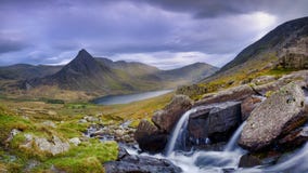 Tryfan весной с Afon Lloer в подаче над водопадами, Уэльс стоковое изображение rf Tryfan весной с Afon Lloer в подаче над водопадами, Уэльс стоковое изображение rf