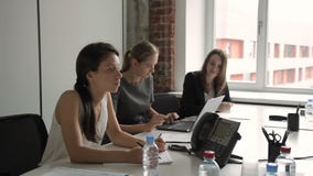 Trzy biznesowej kobiety pracują przed laptopem po wkładać błyskową kartę zbiory wideo Trzy biznesowej kobiety pracują przed laptopem po wkładać błyskową kartę zbiory wideo