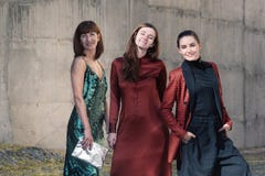 Trzy kobiet mody ulicy stylu ładny ono uśmiecha się obrazy stock Trzy kobiet mody ulicy stylu ładny ono uśmiecha się obrazy stock