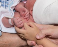 Trzy pokolenia ręka z dzieckiem, siostrą, ojcem i babcią, obraz stock Trzy pokolenia ręka z dzieckiem, siostrą, ojcem i babcią, obraz stock