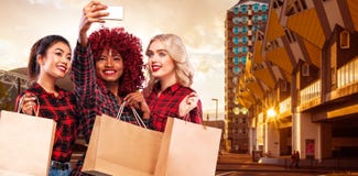 Trzy szczęśliwej kobiety na zakupy Afro amerykanin, azjata i caucasian rasy, Black Friday wakacje Pojęcie dla sezon sprzedaży zdjęcia royalty free Trzy szczęśliwej kobiety na zakupy Afro amerykanin, azjata i caucasian rasy, Black Friday wakacje Pojęcie dla sezon sprzedaży zdjęcia royalty free