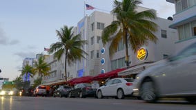 Tráfego sul 4k EUA da rua da movimentação do oceano da praia de Florida miami filme Tráfego sul 4k EUA da rua da movimentação do oceano da praia de Florida miami filme