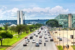 Tráfico al lado del edificio del congreso nacional en Brasilia, el Brasil imágenes de archivo libres de regalías Tráfico al lado del edificio del congreso nacional en Brasilia, el Brasil imágenes de archivo libres de regalías