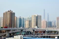 Tráfico contra el paisaje urbano de Shangai - China imágenes de archivo libres de regalías Tráfico contra el paisaje urbano de Shangai - China imágenes de archivo libres de regalías