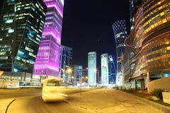 Tráfico por carretera de la noche en el centro financiero, Doha, Qatar foto de archivo libre de regalías Tráfico por carretera de la noche en el centro financiero, Doha, Qatar foto de archivo libre de regalías