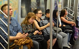 Tránsito del MTA del subterráneo de la gente del subterráneo de New York City de los viajeros que monta foto de archivo libre de regalías Tránsito del MTA del subterráneo de la gente del subterráneo de New York City de los viajeros que monta foto de archivo libre de regalías