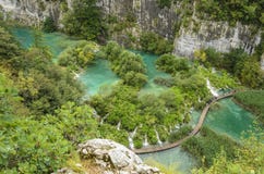 Träbanan och sjöar på Plitvice sjöar parkerar Arkivfoton Träbanan och sjöar på Plitvice sjöar parkerar Arkivfoton