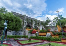 Trädgårds- och kolonial byggnad för mexikan royaltyfri foto Trädgårds- och kolonial byggnad för mexikan royaltyfri foto