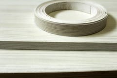 träflismaterial Plast- kantinpackning av möblemang royaltyfri foto träflismaterial Plast- kantinpackning av möblemang royaltyfri foto