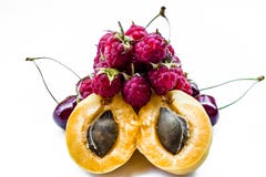 Trägt Aprikosen, süße Kirschen und Himbeeren Früchte lizenzfreies stockbild Trägt Aprikosen, süße Kirschen und Himbeeren Früchte lizenzfreies stockbild