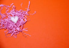 Trähjärta på den orange pappers- bakgrunden med rosa skivat papper Valentindagbakgrund med handgjorda leksakhjärtor royaltyfria bilder Trähjärta på den orange pappers- bakgrunden med rosa skivat papper Valentindagbakgrund med handgjorda leksakhjärtor royaltyfria bilder