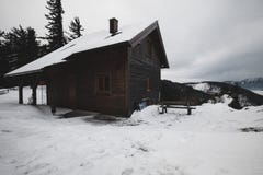 Trähus i vinterskog på ett berg royaltyfria bilder Trähus i vinterskog på ett berg royaltyfria bilder