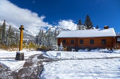 Träjournalkabin och snöig gå banor i Canmore Alberta Spring Creek Mountain Village arkivbild Träjournalkabin och snöig gå banor i Canmore Alberta Spring Creek Mountain Village arkivbild